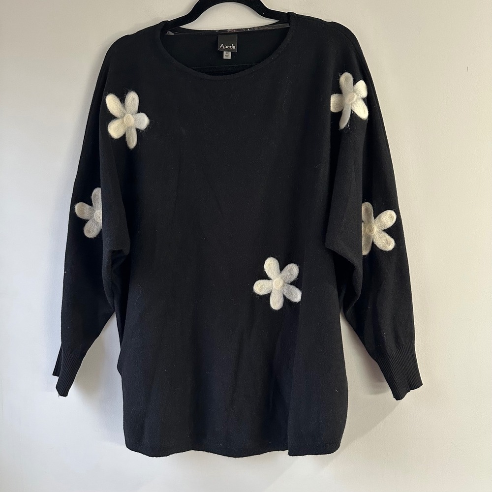 Aaeda Sweater Womens 1X Black Good 3D Fuzzy Daisy Floral Applique Oversized